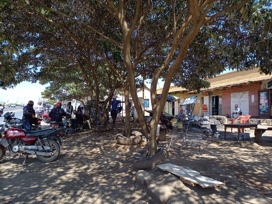 Hier steige ich täglich in das Dalla Dalla Richtung Shangarei. Dort ist das Tuleane. Die Fahrt dauert 20 - 30 Minuten.