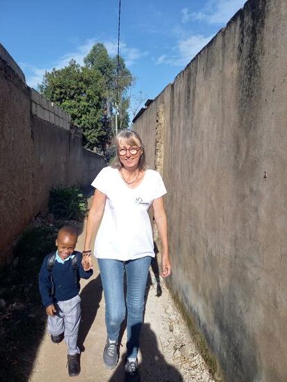 Es ist nur ein kurzer Weg bis zum Kindergarten, aber Peter hält beständig meine Hand und wir genießen es beide.