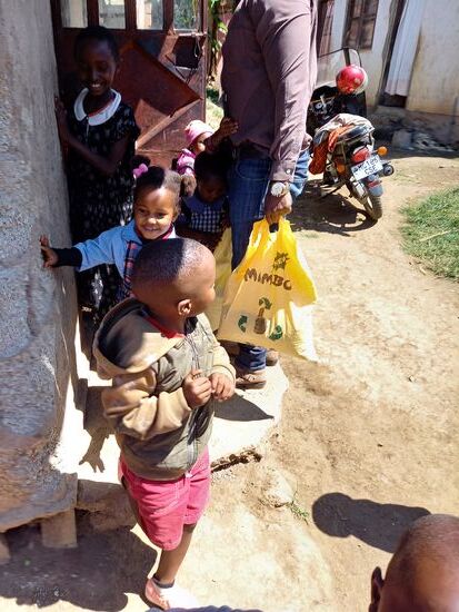 Wir werden wie immer stürmisch in Empfang genommen.