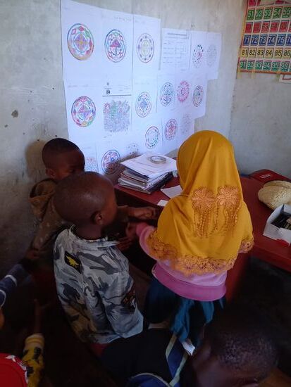 Ich freue mich, das inzwischen die Mandalas an der Wand hängen.