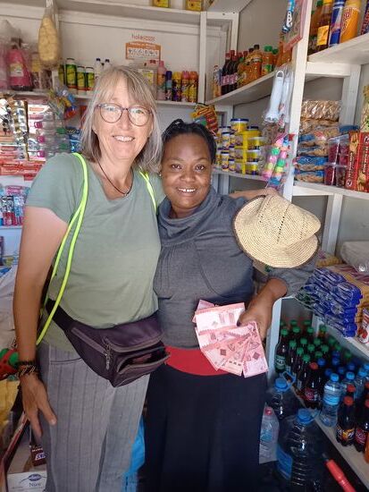 Sie freut sich, das ich schon wieder bei ihr einkaufe - Reis, Zucker, Öl und Seife  