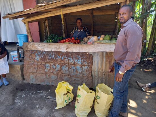 An diesem Stand besorgen wir Zwiebeln.