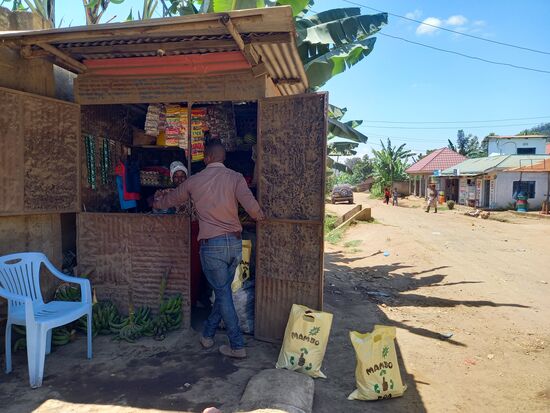Ein paar Meter weiter kaufen wir Kartoffeln,  Karotten, Tomaten und ein paar Bananen. Auf diese Weise helfen wir vielen Familien.