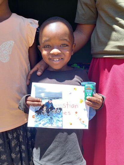 Als erstes übergebe ich Christian die Post - er strahlt über das ganze Gesicht.