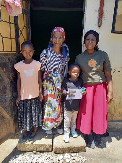 Christian lebt mit der Lehrerin Tina, iher Tochter (nicht auf dem Foto), ihrer Mutter und dem Massai Mädchen zusammen in einem Raum.