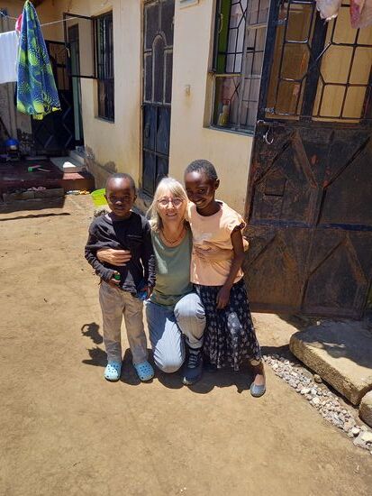 Das Mädchen ist überglücklich, weil sie ein T-Shirt geschenkt bekommen hat.