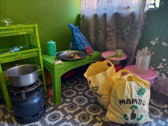 Das ist Tinas Küche, eine kleine Ecke in ihrem kleinen Raum, den sie zu fünft bewohnen.