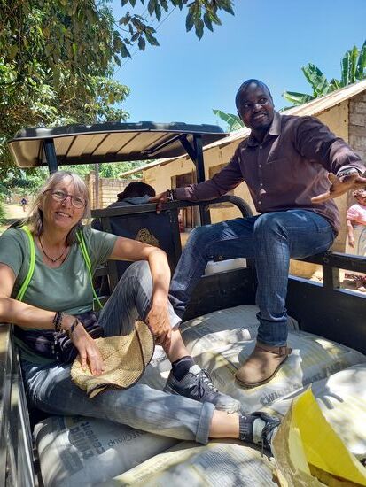 Da der Weg recht lang ist, nehmen wir gern eine Mitfahrgelegenheit an.