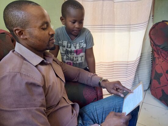 Peter liest die Post vom Paten vor und Christian hört genau zu.