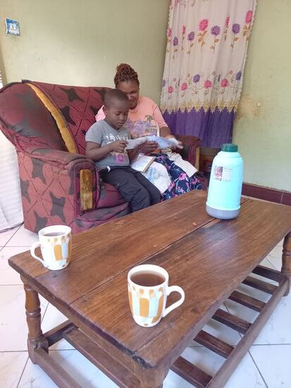 Wir bekommen einen Ginger Tea. Die Mutter ist zu Tränen gerührt.