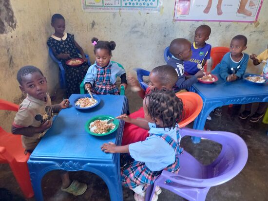 Als wir wieder im Tuleane ankommen, wird gerade gegessen und ab jetzt mit dem Löffel  