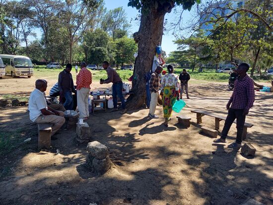 Oft sind die Plätze im Schatten eines Baumes. Alles ist ganz einfach und genau das macht es aus.