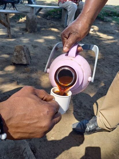 Der Kaffee wird schwarz, ohne Zucker aus winzig kleinen Tassen getrunken.