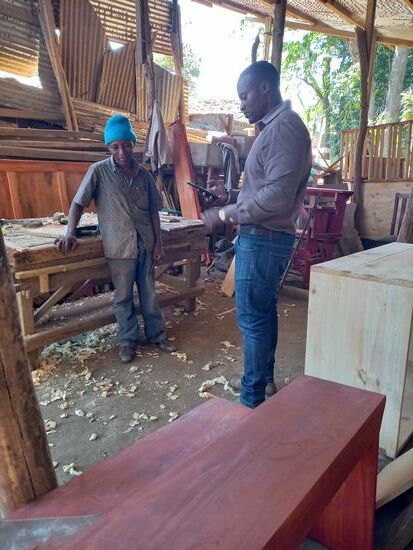 Danach schauen wir beim Tischler vorbei.  Die Schulbänke sollten Freitag fertig sein und wie soll ich sagen, heute ist Montag und sie sind nicht fertig.  Hier ist wirklich Geduld aber auch Beharlichkeit gefragt.  Wir verabreden mit ihm, das wir morgen um 10Uhr die Bänke abholen.  Ich bin gespannt ob das klappt.