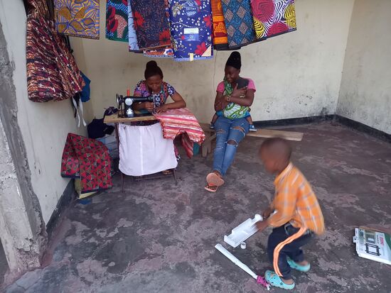 Abends gehe ich noch mit Happy zu einer Schneiderin. Hier gibt es überall kleine Schneiderstuben, ich finde das total schön.