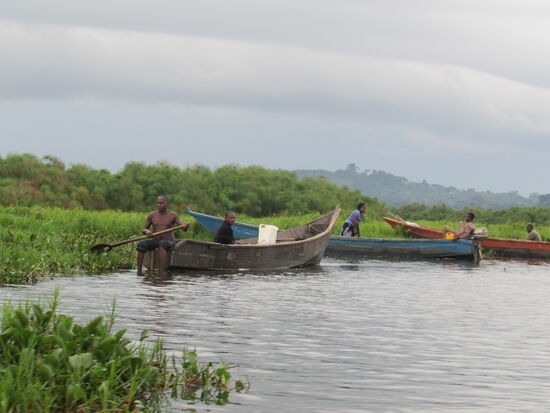Bevor es in die schmalen Seitenarme geht, müssen wir in ein kleineres Boot umsteigen.