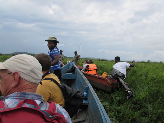 Dann sichten wir eine Stelle, an der schon drei andere Boote stehen.