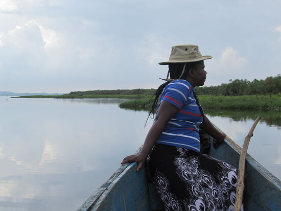 Sie hält ständig Ausschau nach weiteren Vögeln.