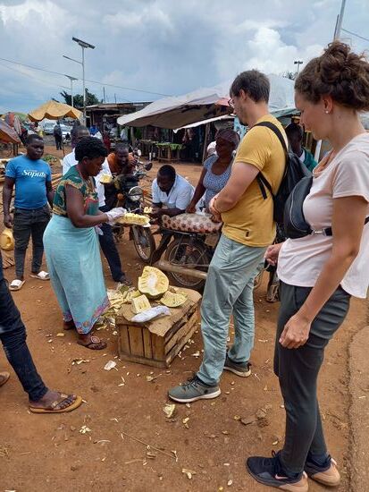 Wieder an Land geht es an schier endlosen kleinen Verkaufsständen zurück zum Gästehaus. Jasmin und Patrick kaufen noch ein Stück Jackfrucht.