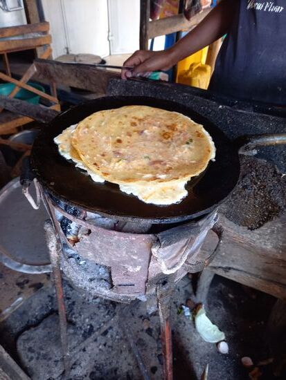 Das ist ein Teigfladen der mit Ei und etwas Kraut gebacken wird. Darauf kann man Tomaten und Avocado geben. Dann wird das Ganze aufgerollt. Lecker. 
Ein solches Rollex hat 2500UGX gekostet, das sind 55 Cent.