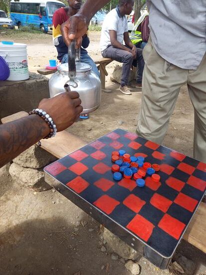 Ehe wir zum Tischler gehen,  gibt es noch einen Kaffee.