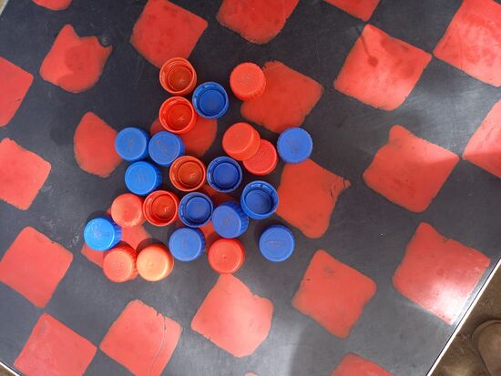 Kunststoff Verschlusskappen als Spielsteine. Es fasziniert mich immer wieder,  wie sich die Menschen zu helfen wissen.