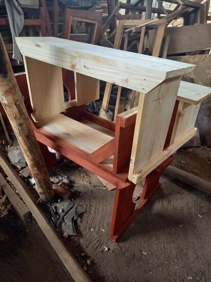 Ich traue meinen Augen nicht,  noch immer ist eine Bank nicht fertig. Der Tischler ist durch nichts aus der Ruhe zu bringen.  Er verspricht es bis 18Uhr fertig zu haben.  Doch wir sind es Leid und bestehen darauf,  daß er es jetzt fertig stellt.