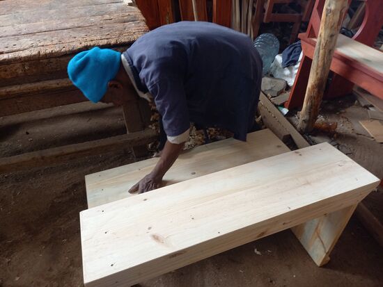 Unter unseren Augen beginnt er zu schleifen.