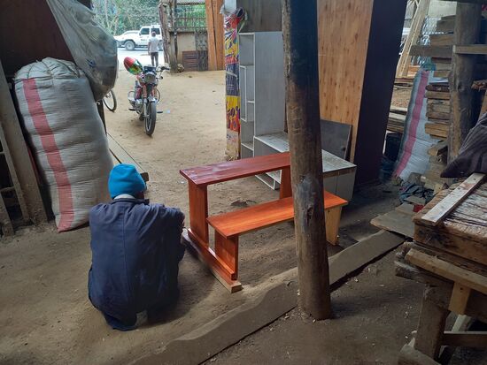 Schließlich erhält die Bank Farbe.  Für uns läuft die Zeit.