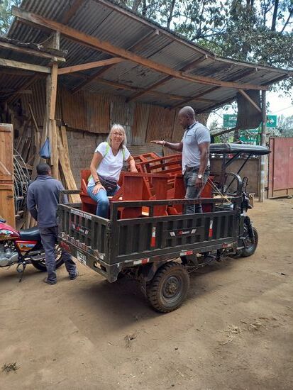 Ruck zuck ist alles aufgeladen.  Peter reicht mir die Hand und sagt: "Bereit für ein Abenteuer?" und schon sitze ich zwischen den Bänken.