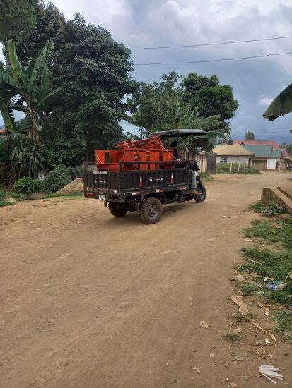 Ab hier gehen wir zu Fuß. Denn daß ist die reinste Schlaglochpiste.
