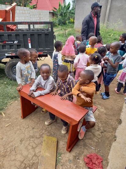 Unter dem Jubel der Kinder werden die Bänke abgeladen.