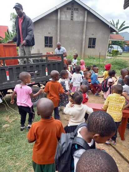 Die Mädchen und Jungen sind außer sich vor Freude!