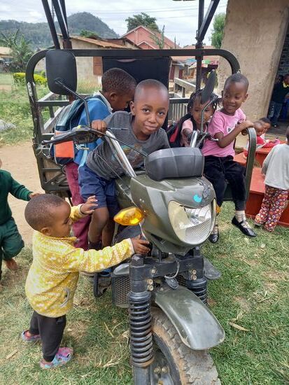 Das Transport Fahrzeug wird auch gleich in Beschlag genommen.