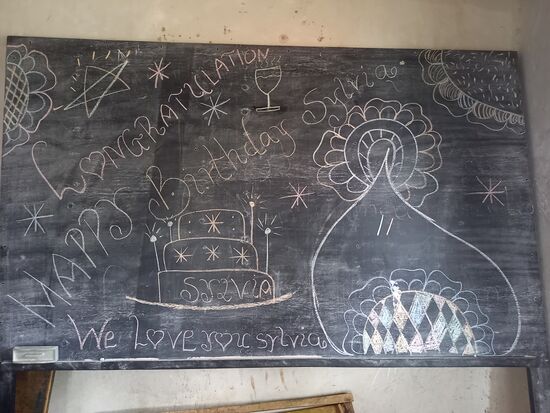 Tina hat inzwischen die Tafel für Sylvia beschrieben und mit den Kindern das Happy Birthday Lied geübt  