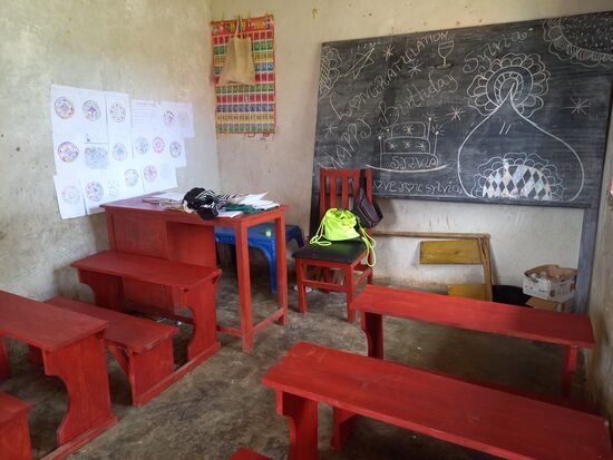 Dann bekommen die Bänke ihren Platz und ich finde es sieht gleich freundlicher aus. Nach dem Essen verabschieden wir uns.  Wir müssen ja noch nach der letzten Bank schauen.