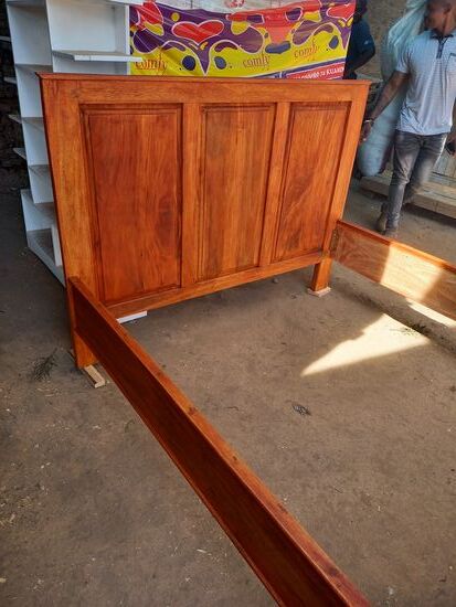 Der Tischler hat prompt nachdem wir die Tischlerei mittags verlassen haben,  die Arbeit an der Bank gestoppt und dieses Bett fertig gestellt.