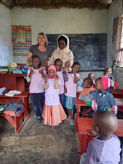Für die zukünftigen Schulkinder habe ich mehr oder weniger einheitliche T- Shirts besorgt.  Die Mädchen sind total happy. 
Wir suchen noch Schulpaten für die Kinder. Wenn jemand Interesse hat,  dann meldet euch einfach bei mir.