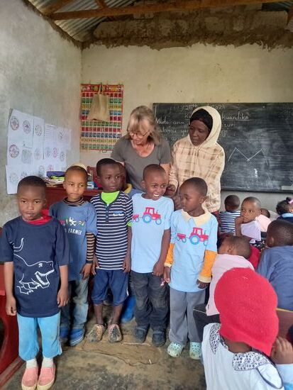 Das sind die Jungen,  die bald zur Schule kommen. Auch sie sind glücklich.