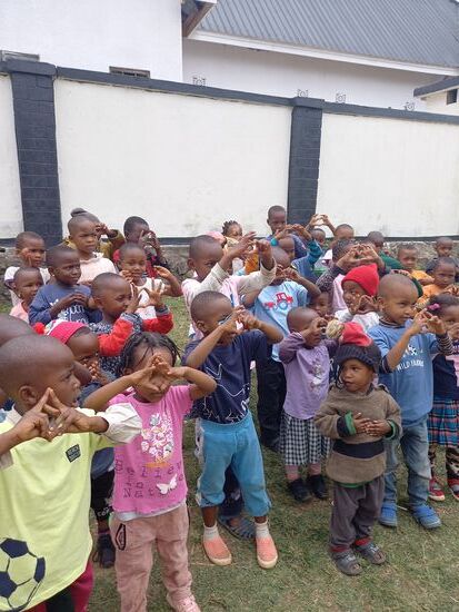 Die Kinder versuchen mit ihren kleinen Händen Herzen zu formen, wie süß!