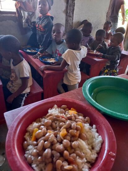 Die Kinder freuen sich jeden Tag auf diese Mahlzeit. Zwei Kinder teilen sich einen Teller und jeder hofft auf einen Nachschlag.