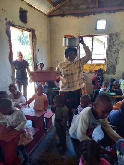 Die Kinder können es kaum erwarten,  das sie ein Stück Melone bekommen.