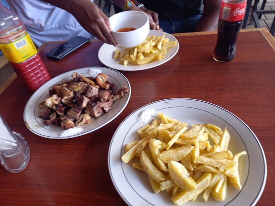 Der Tisch ist gedeckt. Wie soll ich es sagen - das Fleisch ist zäh und ich kaue  gefühlt endlos darauf rum. Ich lasse Peter gern den Vortritt und esse derweil meine Pommes 