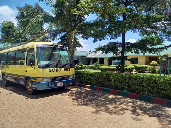 Das ist die Außenanlage der Privatschule  - alles sehr gepflegt.