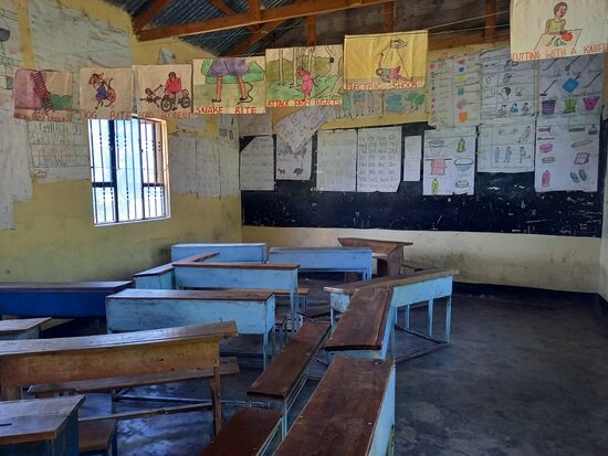 In diesem Klassenraum werden unsere Kinder zukünftig unterrichtet. Auch diese Räumlichkeiten sind für unsere Augen in keinem besonders guten Zustand. Doch im Vergleich zu öffentlichen Schulen hier in Tansania sehr gut. Hier werden 25 - 30 Kinder unterrichtet.
