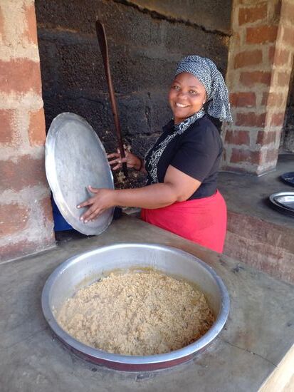 Stolz zeigt man mir den vollen Topf. Es gibt Pilau - Reis mit etwas Gemüse und Fleisch.