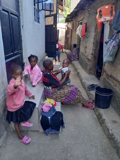 So leben die Familien mit ihren Kindern in den schmalen Gassen auf engstem Raum zusammen.