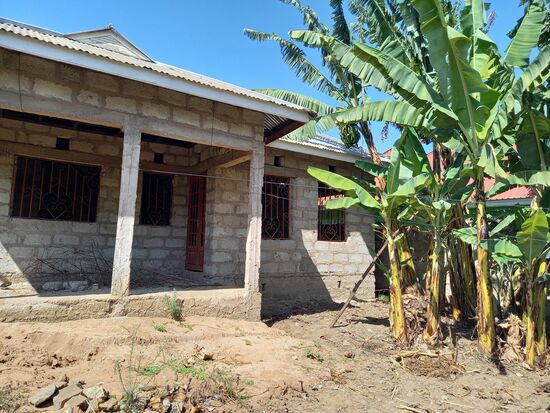 In direkter Nachbarschaft steht dieses Haus zum Verkauf. Daraus könnte man eine kleine Kindertagesstätte machen,  um den Kindern eine erste Bildung in einer guten Umgebung zu ermöglichen. 
Eine Vision...
