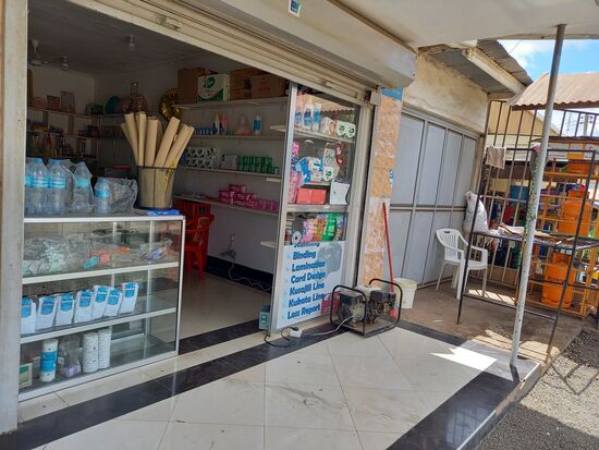 Nach ca. 20 Minuten Fußmarsch sehe ich dieses Geschäft. Vor dem Laden ein Generator.  Hier dürfte es mit den Kopien klappen.