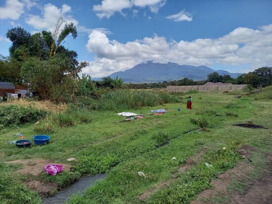 In dem kleinen Fluss wird täglich Wäsche gewaschen.